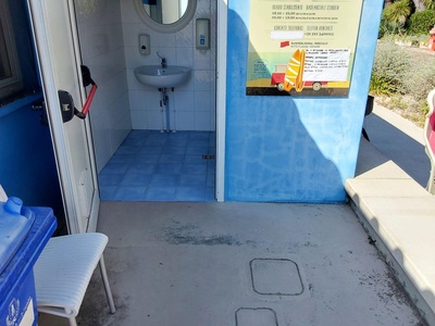 Da ingresso a bagno