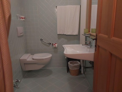 Bagno, zona wc e lavabo