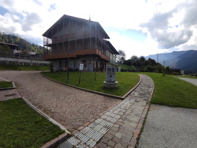 Percorso dal parcheggio verso l'ingresso