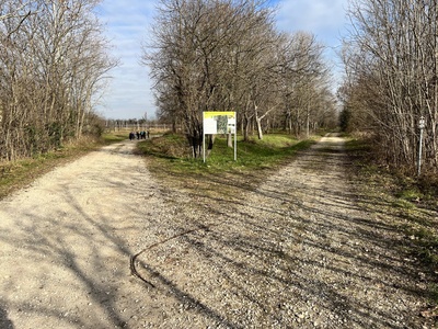 Photo 9 - Fork with explanatory sign (the path continues to the left)