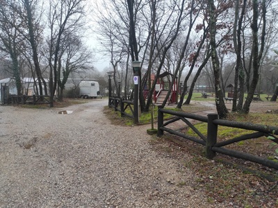 Vista del percorso in ghiaia fino all'ingresso del parco giochi