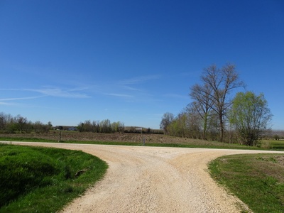 Photo 11 - Intersection, the indicator sign of the path indicates to continue right