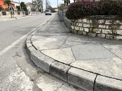 Photo 61 - Sidewalks without ramps with curbs 15 cm high