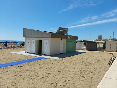 Da ingresso blocco bagni a passerella