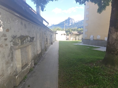 Foto 29 - Marciapiedi retro chiesa con dislivelli