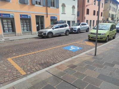 Parcheggio in via Grazzano