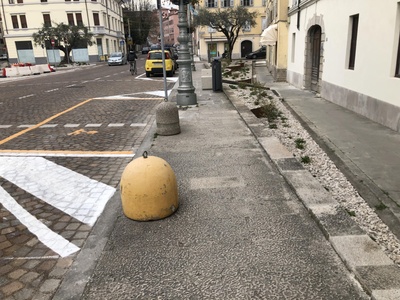 Foto 20 - piazza De Amici marciapiede lato est