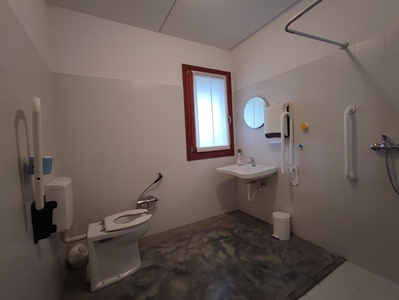 Interno wc accessibile - tazza wc e lavabo