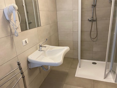 Bagno accessibile, particolare lavandino e doccia