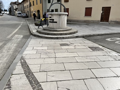 Photo 3 - Wide sidewalks with paved surface, with curbs of 8 cm