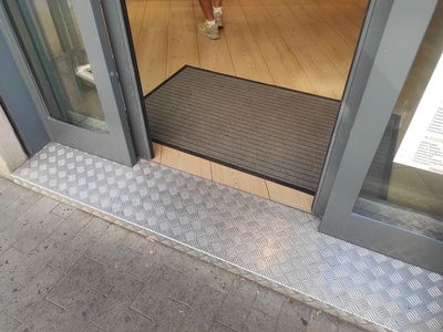 Ingresso, dettaglio della soglia