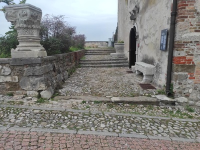 Percorso, spazio antistante l'ingresso secondario