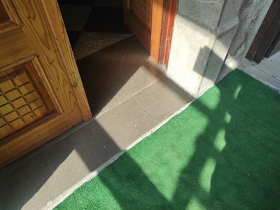 Porta interna della bussola di ingresso, dettaglio del dislivello