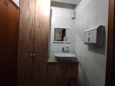 Antibagno, vista frontale lato lavabo