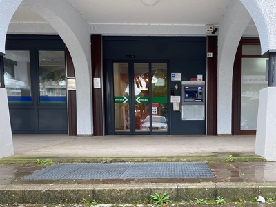 Ingresso banca e sportello, vista dal parcheggio