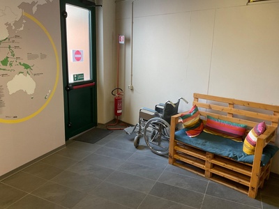 Sedia a ruote a disposizione dei visitatori