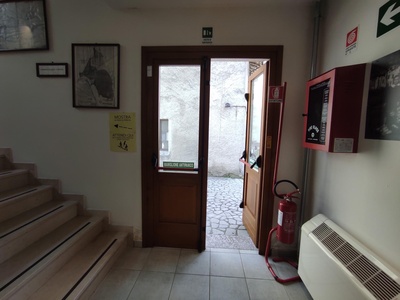 Ingresso laterale, vista dall'interno