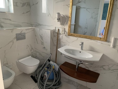 Bagno camera accessibile - tazza wc e lavabo