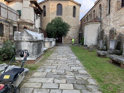 Giardino esterno con percorso che conduce al battistero