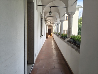 Percorso al piano primo verso l'ingresso