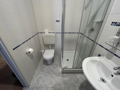 Bagno-doccia e WC