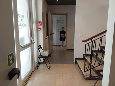 Percorso verso ascensore, sula destra la scala