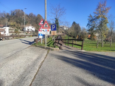 Parcheggio, segnaletica e inizio percorso