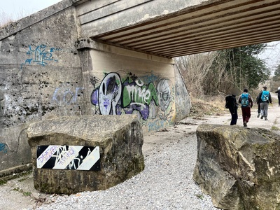 Foto 37 - Blocchi di pietra a restringere il percorso