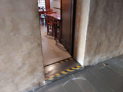 Ingresso secondario bar-ristorante 