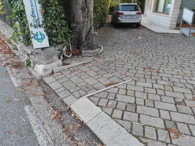 Dettaglio della rampa pedonale di accesso al parcheggio