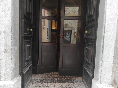 Ingresso, dettaglio della bussola