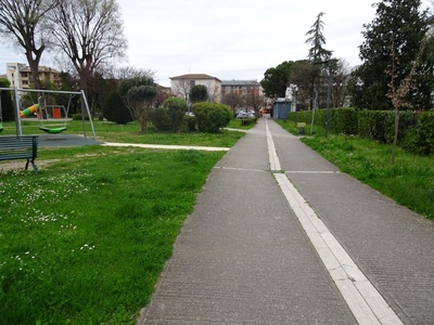 Photo 7 - Entrance to the park and continuation of the path on a paved walkway