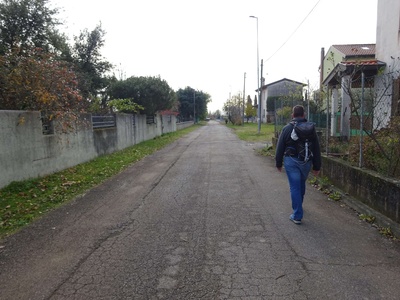 Foto 8 - Via dai Cros, strada secondaria asfaltata a bassa intensità di traffico e priva di marciapiede 