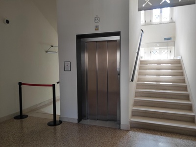 Vano scale e ascensore, vista da ingresso accessibile