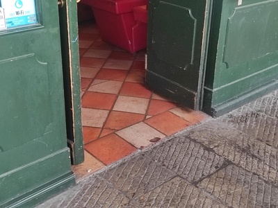 Ingresso, dettaglio della soglia