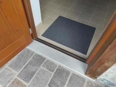Ingresso, dettaglio della soglia