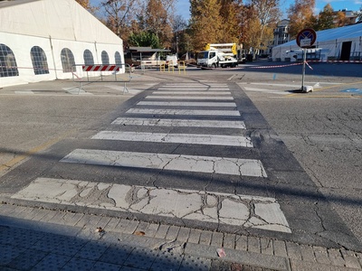 Photo 5 - pedestrian crossing in front of the infopoint
