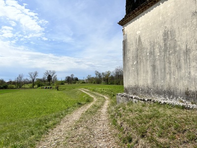 Foto 32 - Proseguimento del percorso su strada sterrata, a sinistra della Chiesetta