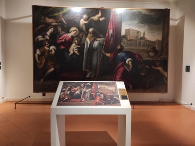 Sala VI, vista frontale della postazione tattile