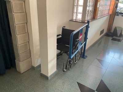 Sedia a ruote a disposizione dei visitatori