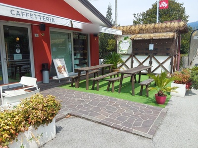 Area esterna panche e rampa di accesso