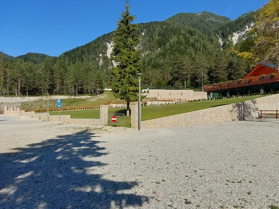 Parcheggio, vista verso edificio principale