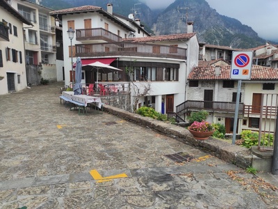 Parcheggio adiacente alla piazza