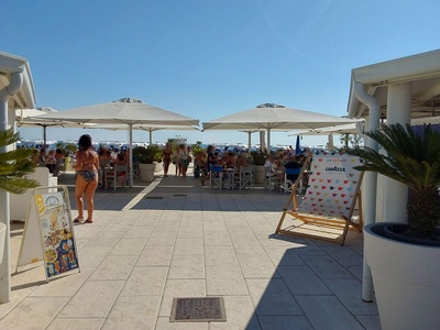 Da ingresso a bar
