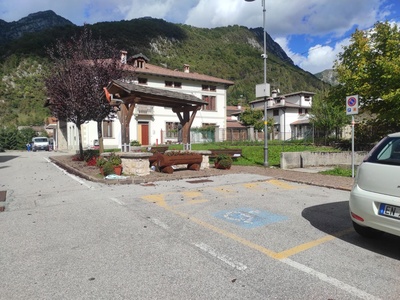 Stallo riservato e marciapiede