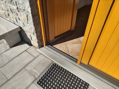 Ingresso, dettaglio soglia