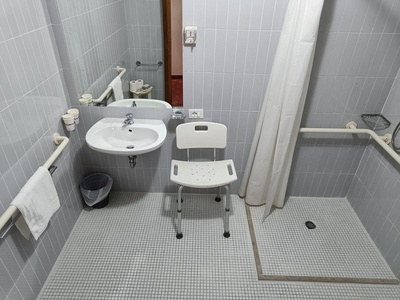 lavabo e sedia doccia