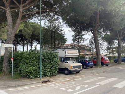 Foto 1 - Parcheggio in Corso dei Continenti e marciapiede inacessibile