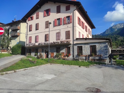 Parcheggio sul fronte del Museo