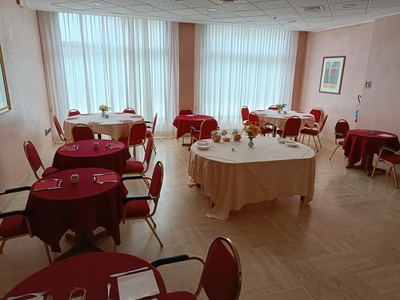 Sala con tavoli e sedute